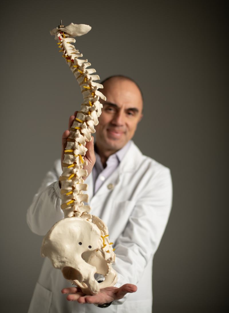 Chiropratico a Torino. nell'immagine il dott Viano Giancarlo mostra un modello di colonna vertebrale