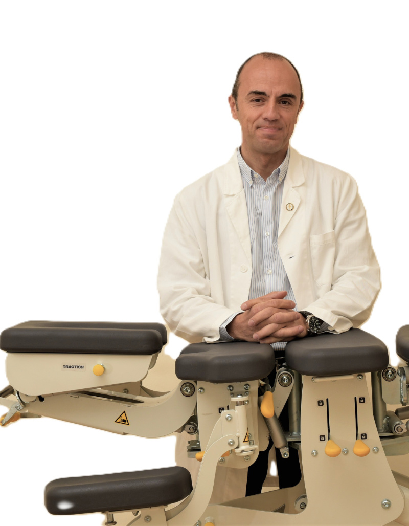Dottore chiropratico Giancarlo Viano Dottore chiropratico Giancarlo Viano, nell'immagine il medico con il lettino di chiropratica