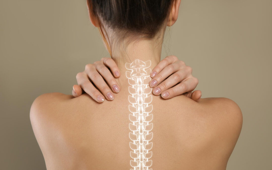 Donna con colonna vertebrale chiropratica